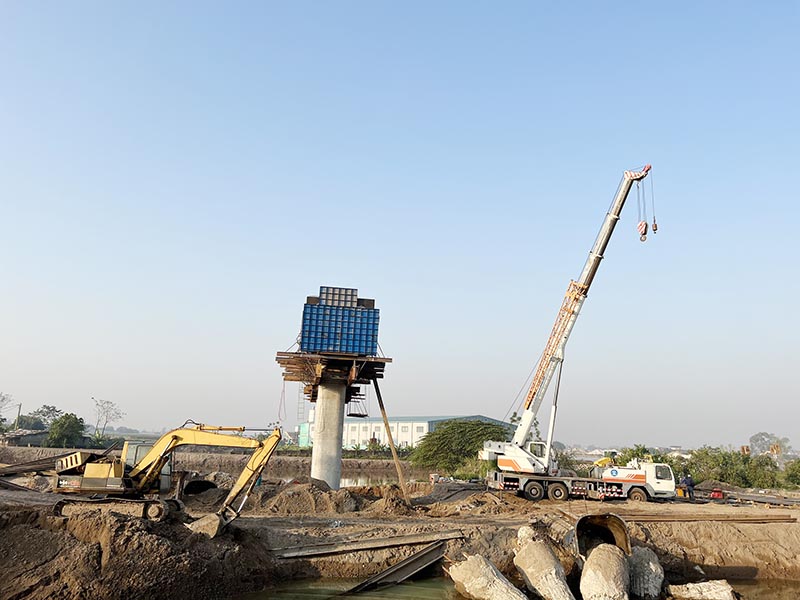 xe cẩu bánh lốp thi công lắp đặt dự án cầu đường