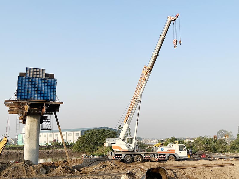 xe cẩu bánh lốp thi công xây dựng cầu đường