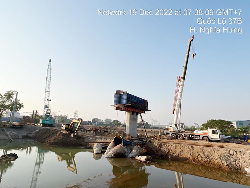 xe cẩu bánh xích 100 tấn Kobelco