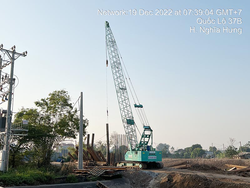 cho thuê xe cẩu xích 70 tấn Kobelco