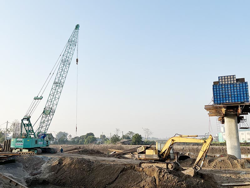 xe cẩu bánh xích 100 tấn làm việc tại dự án cầu đường