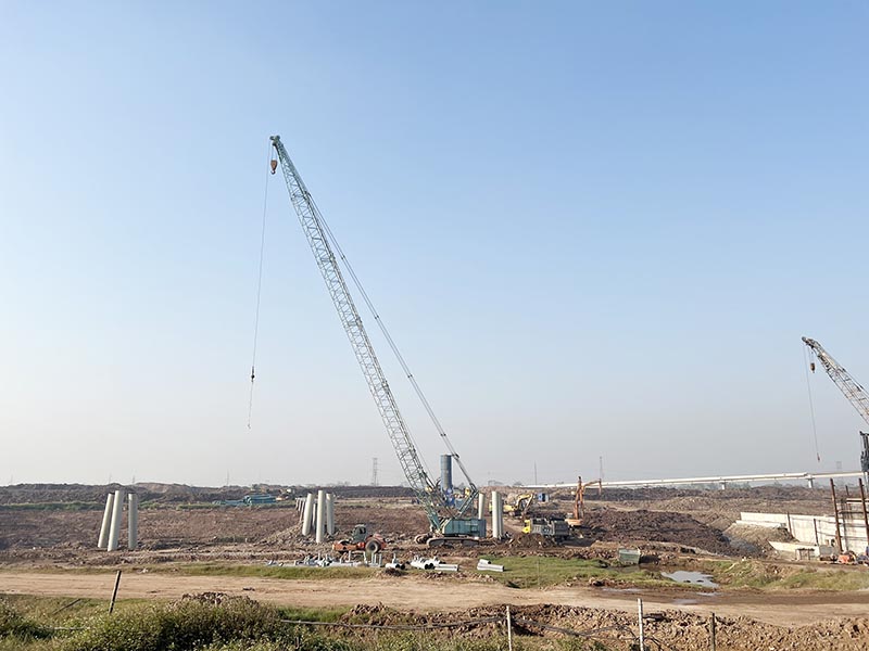 xe cẩu bánh xích 100 tấn