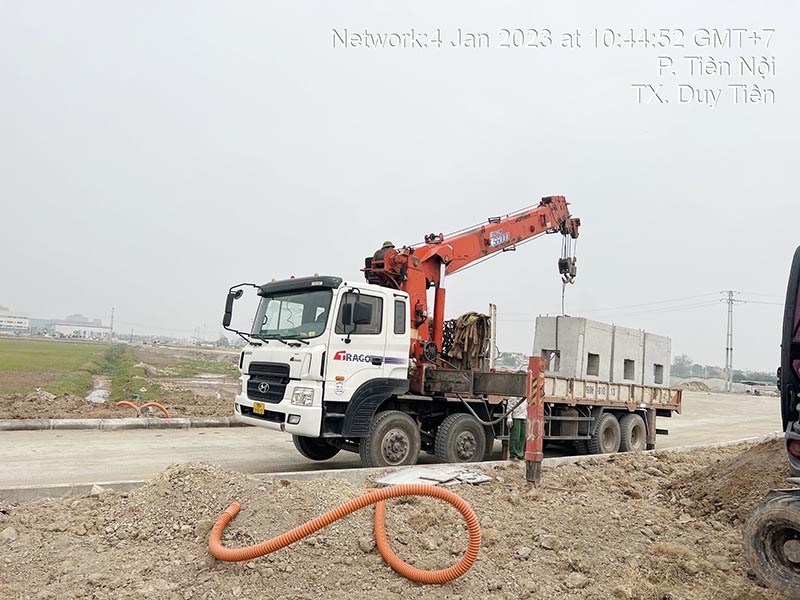 xe cẩu thùng vận chuyển cầu cống bi