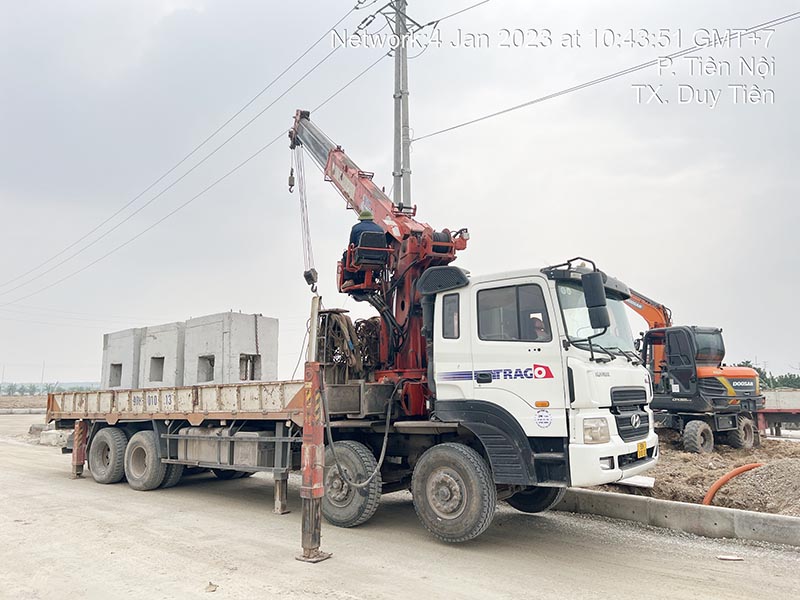 xe cẩu thùng vận chuyển vật liệu xây dựng