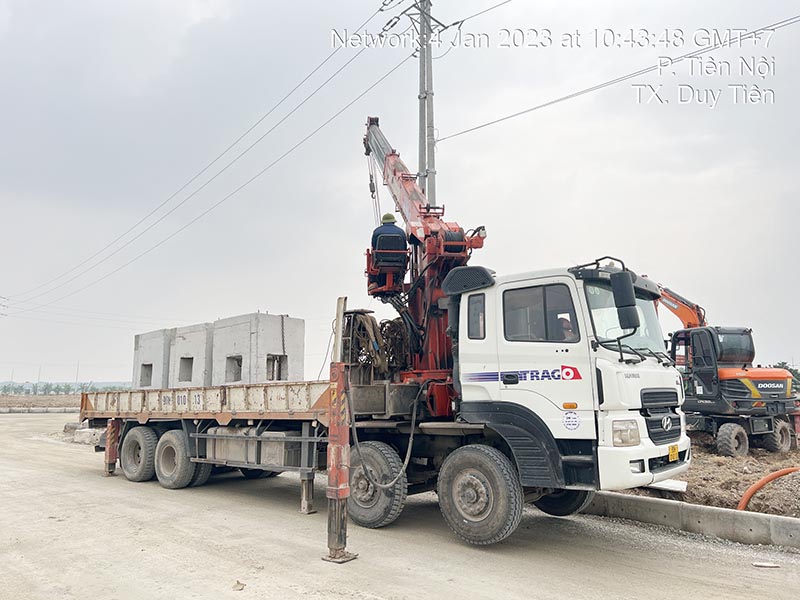 xe cẩu thùng lắp đặt cầu cống
