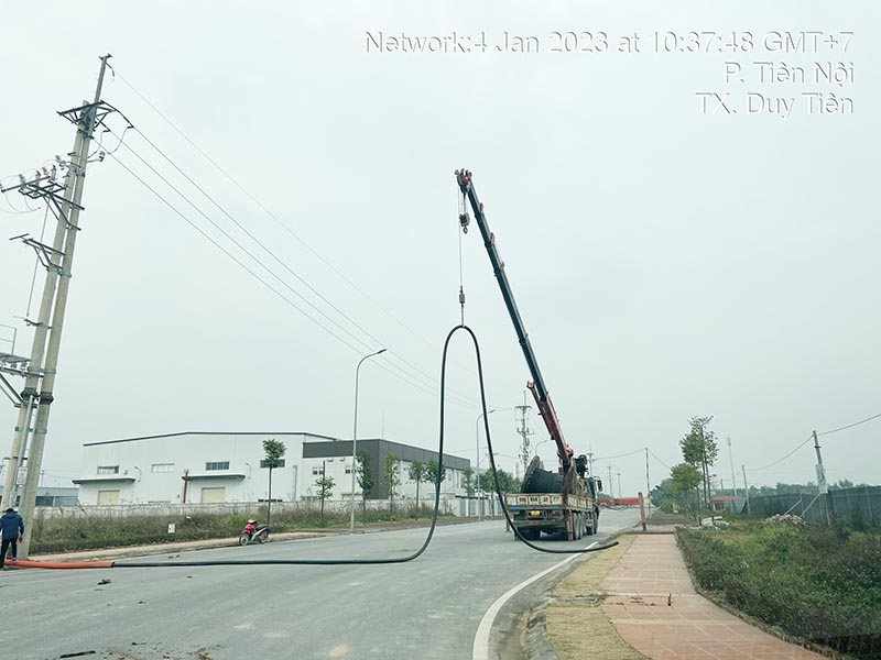 xe cẩu thùng lắp đặt dây cáp điện