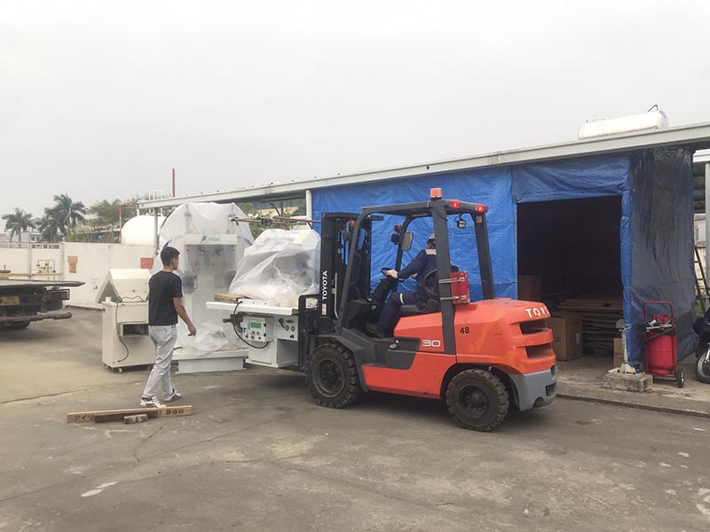 công nhân vận hành xe nâng hàng 3 tấn di dời máy công nghiệp