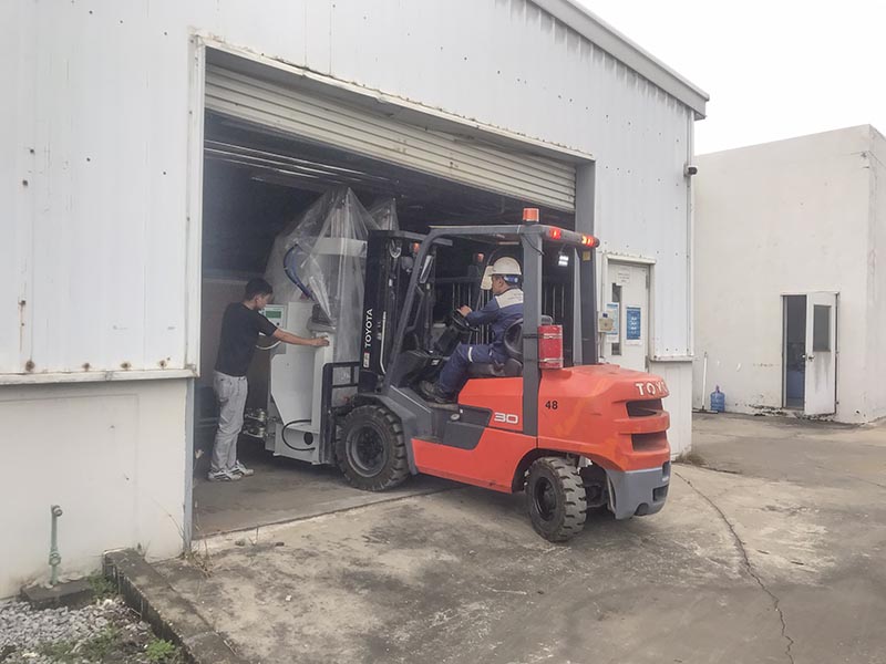 di chuyển máy công nghiệp bằng xe nâng hàng 3 tấn
