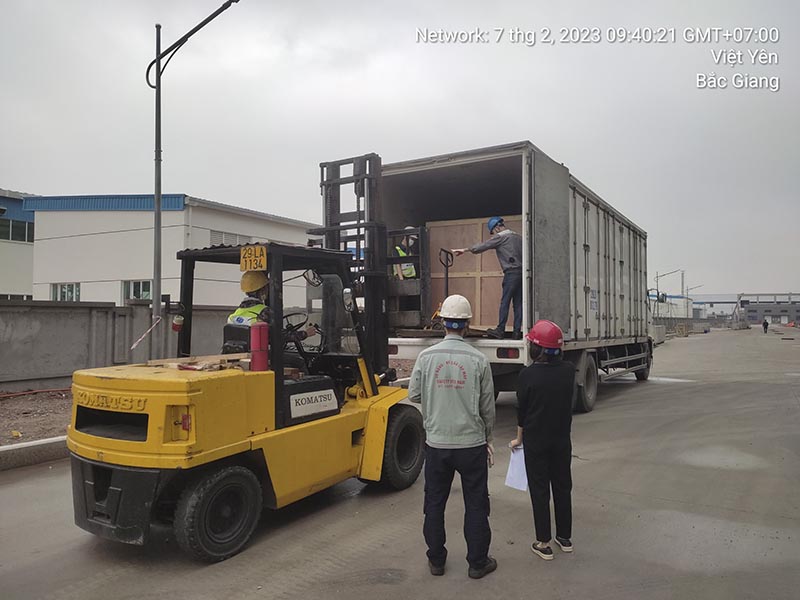 cho thuê xe nâng hàng rút container