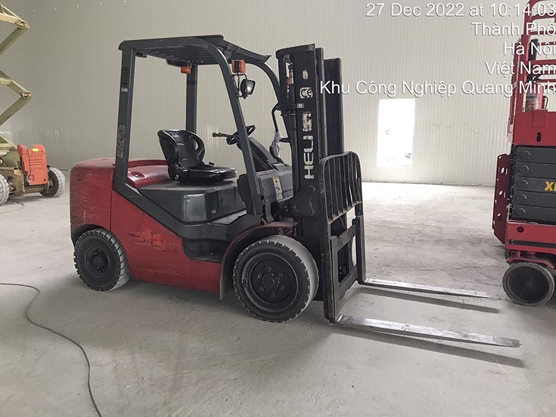 xe nâng hàng chạy dầu 2 tấn Heli