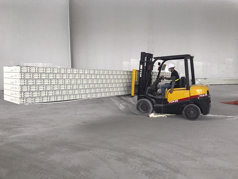 công nhân điều khiển xe nâng hàng 2,5 tấn di chuyển trần panel