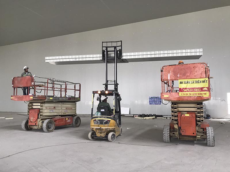 xe nâng hàng di chuyển trần panel