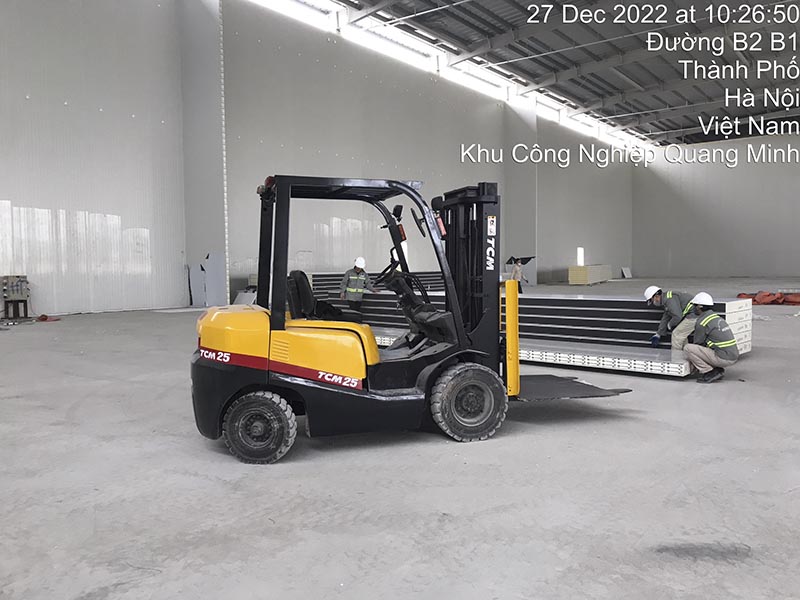 hình ảnh xe nâng hàng 2,5 tấn tại dự án xây dựng nhà máy mới