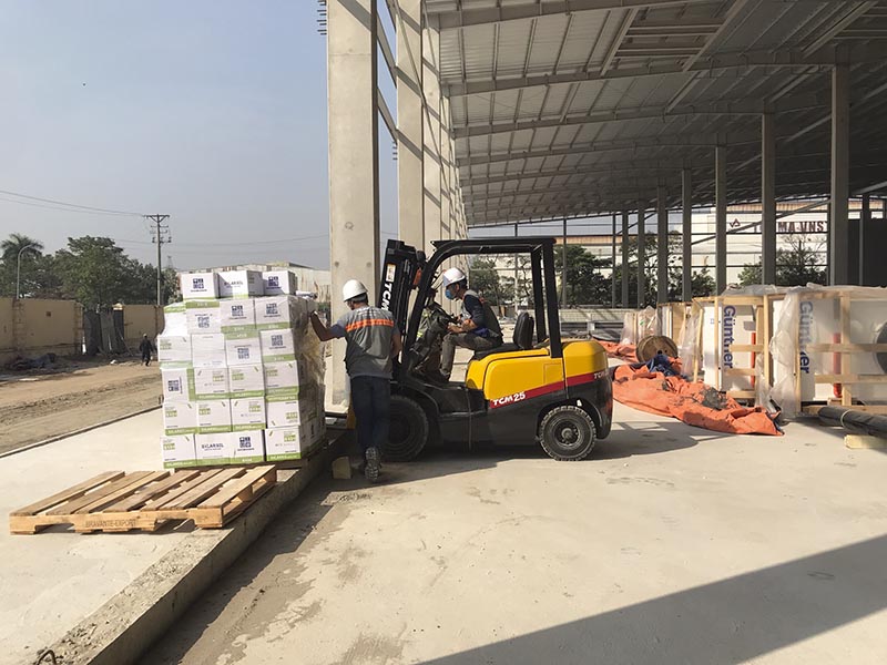 xe nâng hàng 2,5 tấn làm việc tại công trường xây dựng