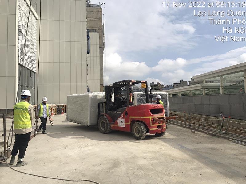 xe nâng hàng 5 tấn di chuyển máy công nghiệp