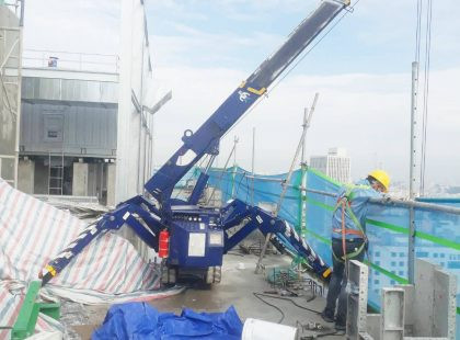 xe cẩu chân nhện 2,82 tấn làm viêc trên mái toà nhà