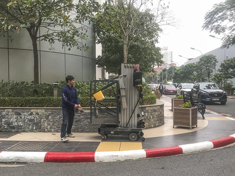 xe nâng người dạng thang xếp nhỏ nhẹ