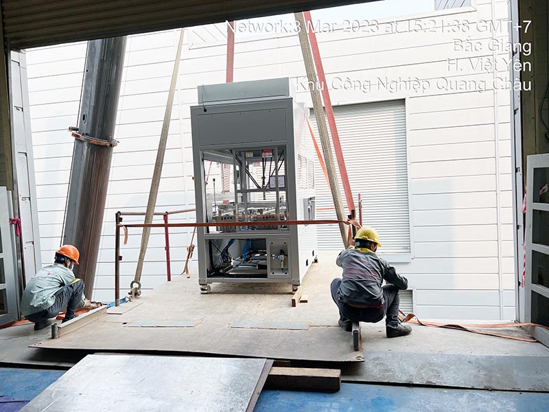 xe cẩu nâng thiết bị lên tầng 3 nhà máy