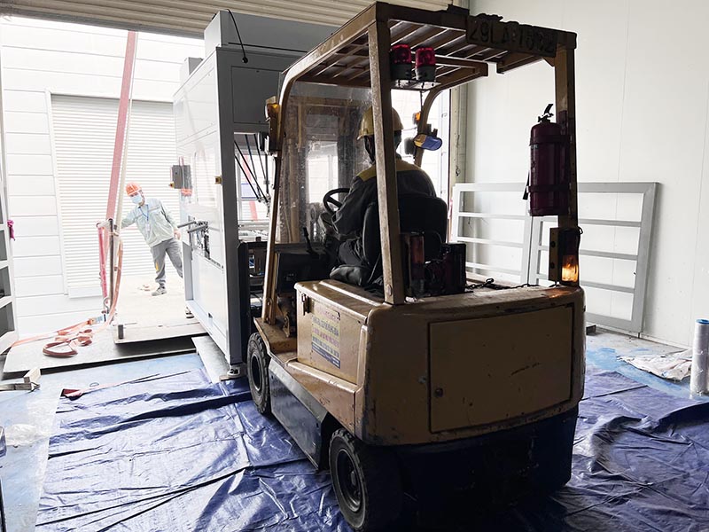 xe nâng hàng di chuyển máy công nghiệp lên sạp cẩu