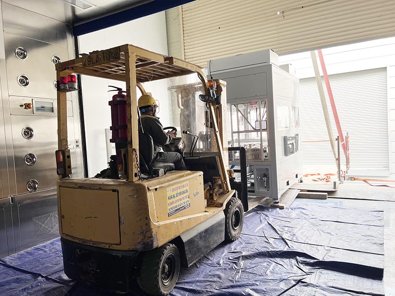 xe nâng hàng di chuyển thiết bị máy móc công nghiệp vào vị trí