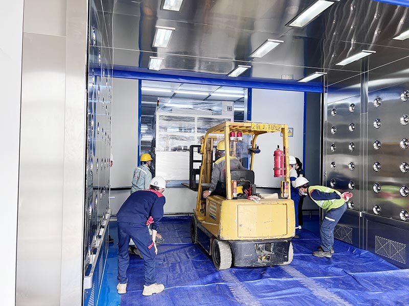 xe nâng hàng di chuyển thiết bị trong nhà máy