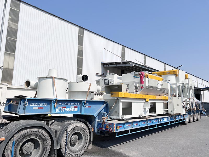xe fooc vận chuyển thiết bị công nghiệp tới nhà máy