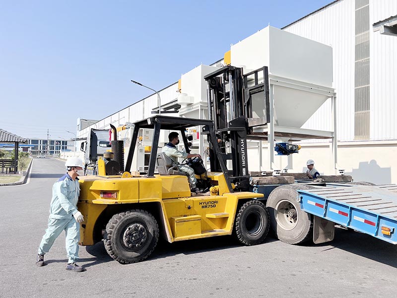 công nhân lái xe nâng hàng hạ thiết bị từ xe đầu kéo xuống