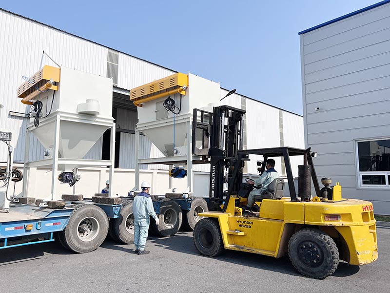công nhân vận hành xe nâng hàng hạ thiết bị công nghiệp từ xe vận chuyển