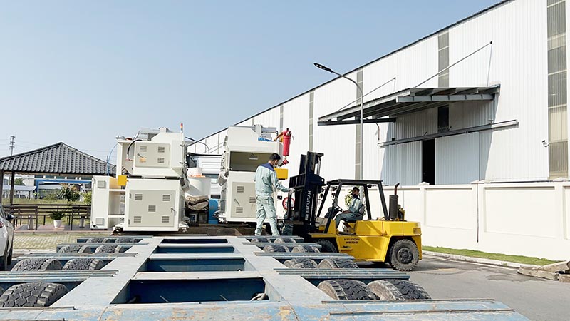 công nhân di chuyển thiết bị công nghiệp bằng xe nâng hàng