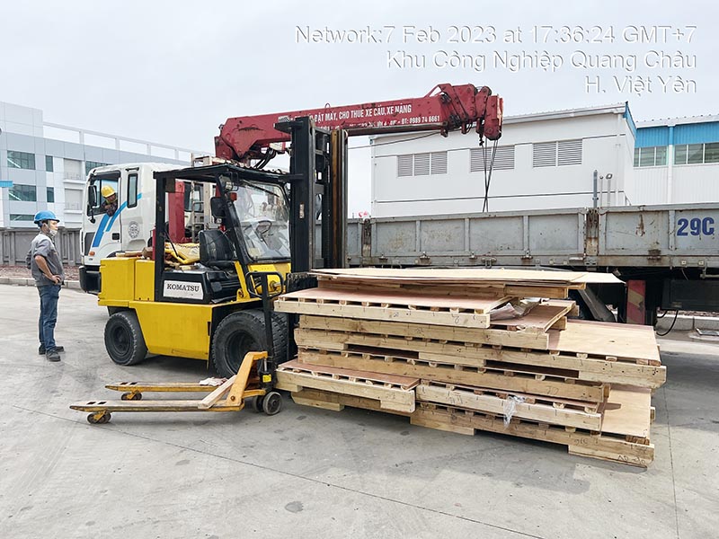 xe nâng hàng di chuyển pallet gỗ