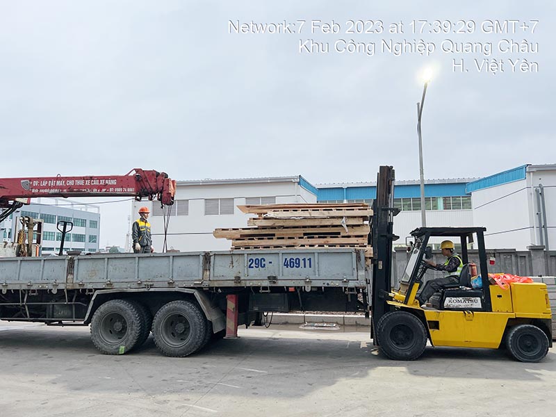 xe nâng chuyển pallet gỗ lên xe cẩu thùng