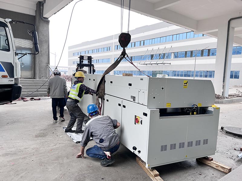 cẩu thiết bị máy móc công nghiệp vào vị trí