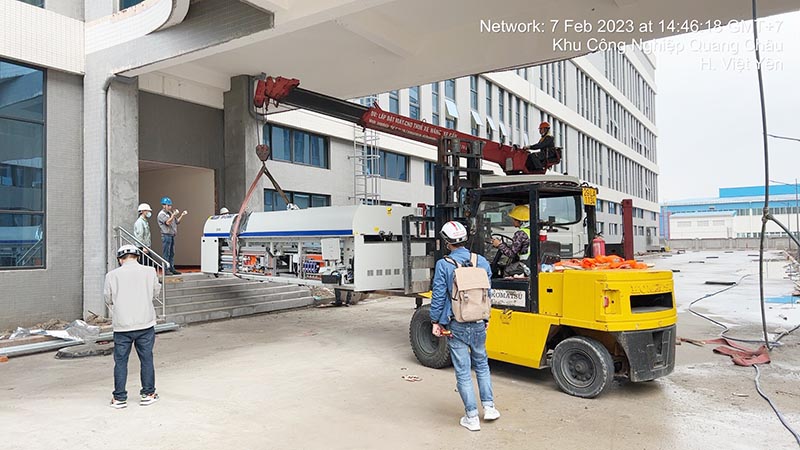 xe nâng xe cẩu chuyển máy công nghiệp vào nhà máy