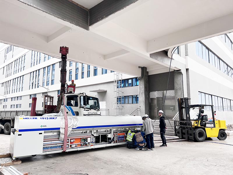 xe nâng hàng kết hợp xe cẩu di chuyển máy công nghiệp hạng nặng