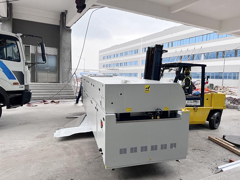 xe nâng hàng chuyển máy công nghiệp vào vị trí
