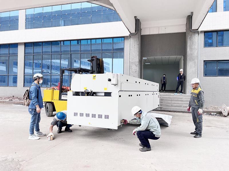 công nhân kiểm tra thiết bị máy công nghiệp trước khi di chuyển bằng xe nâng hàng