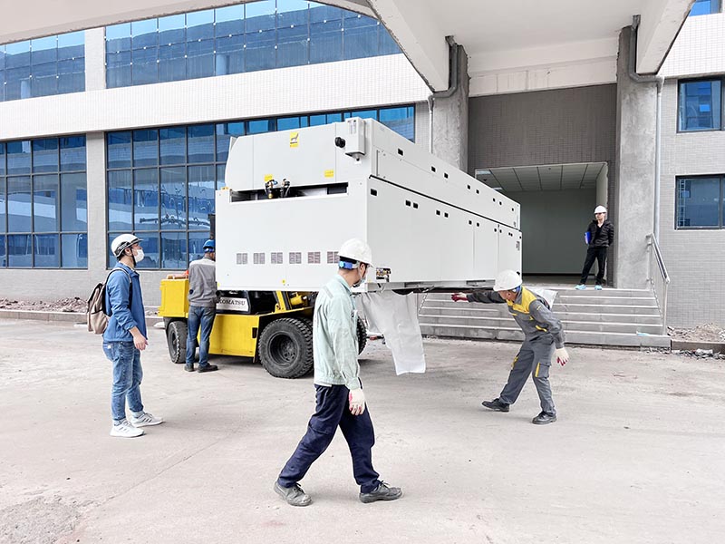 xe nâng hàng chuyển máy công nghiệp đến vị trí tập kết