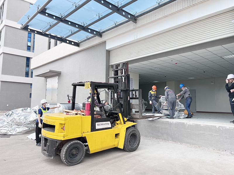 công nhân vận hành xe nâng hàng komatsu di chuyển máy móc thiết bị