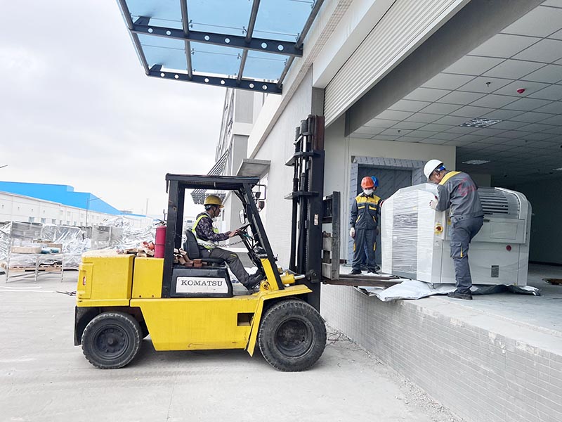 công nhân điều khiển xe nâng hàng di chuyển máy móc thiết bị
