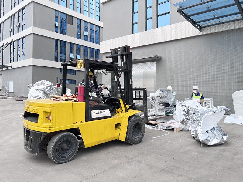 xe nâng hàng 5 tấn di chuyển máy công nghiệp
