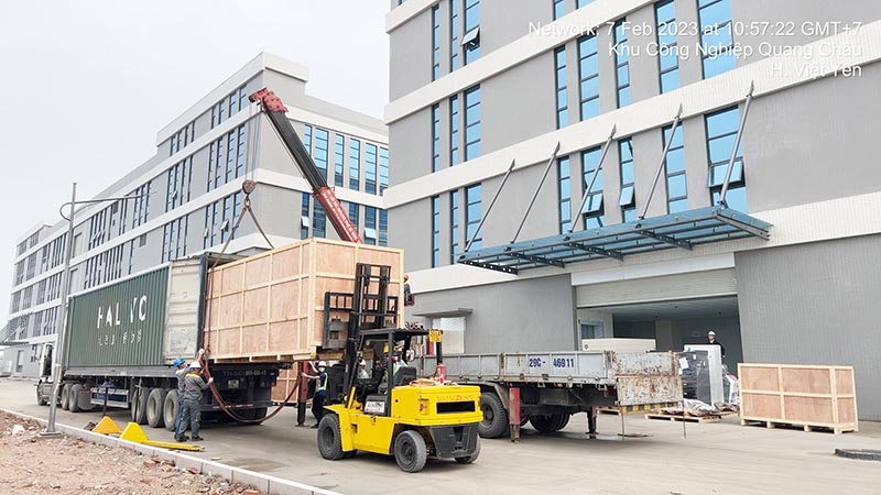 xe cẩu thùng kết hợp xe nâng hàng hạ kiện hàng từ xe container