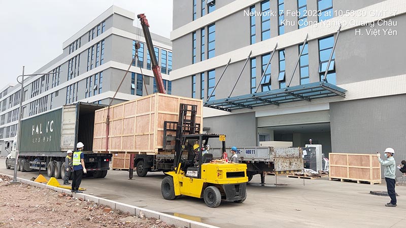 xe nâng hàng kết hợp xe cẩu nâng hạ kiện hàng từ xe container