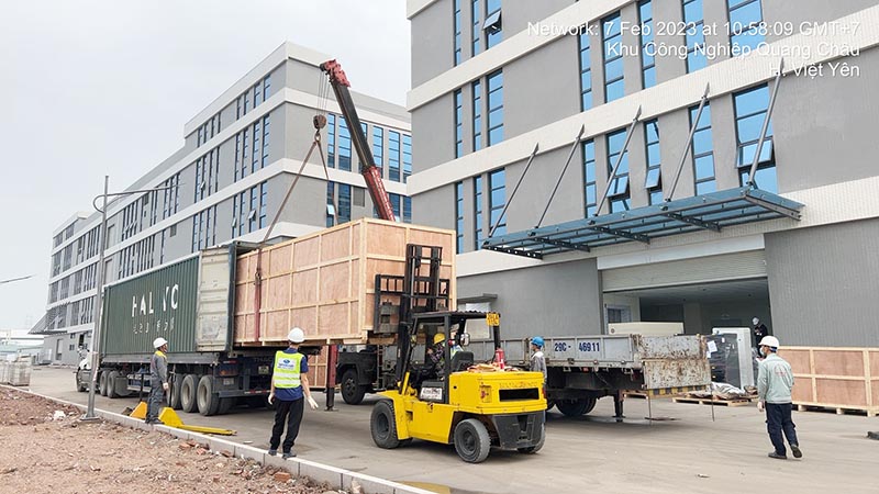 xe nâng hàng kết hợp xe cẩu thùng hạ kiện hàng từ container