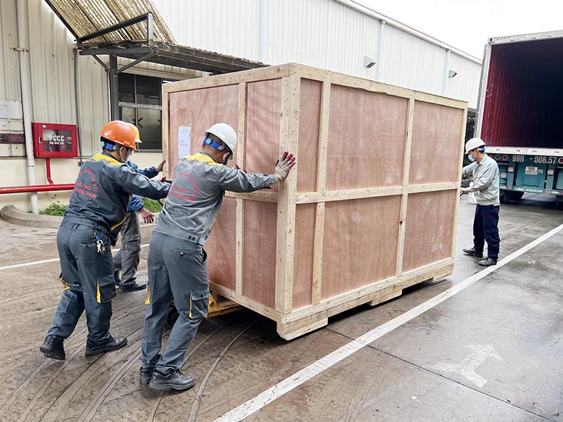 công nhân sử dụng xe nâng tay di chuyển hàng hoá
