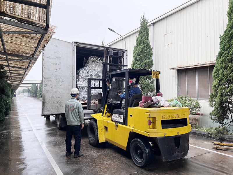 xe nâng hàng hạ thiết bị từ xe container
