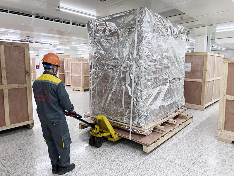 công nhân sử dụng xe nâng tay di chuyển hàng hoá trong nhà máy