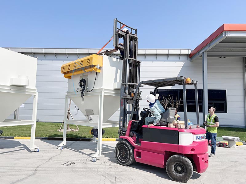 công nhân vận hành xe nâng điện 2,5 tấn di chuyển thiết bị