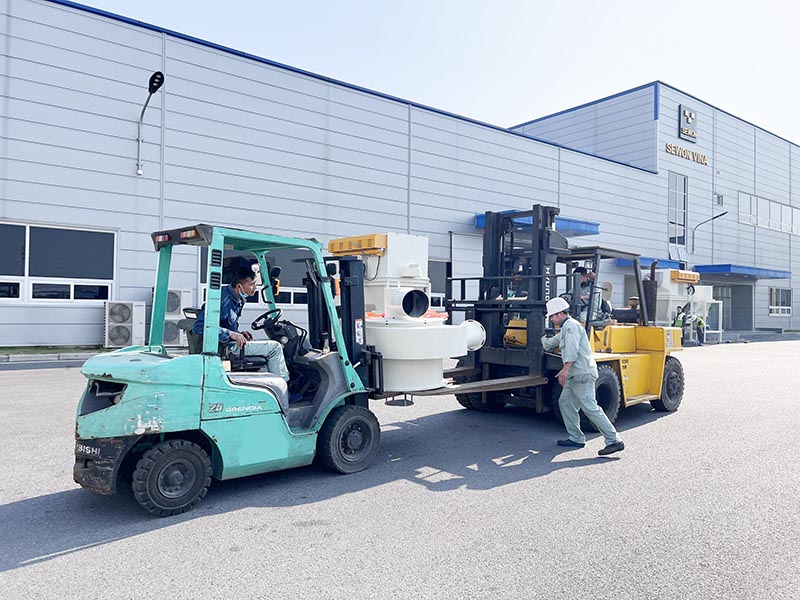 công nhân vận hành xe nâng hàng vận chuyển máy công nghiệp vào nhà máy