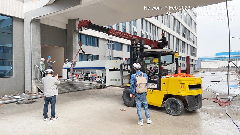 xe nâng hàng kết hợp xe cẩu di chuyển máy công nghiệp vào bên trong nhà máy