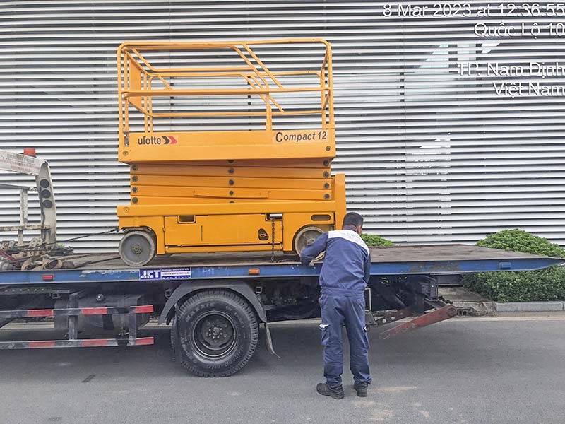 vận chuyển xe cắt kéo 12m bằng xe vận tải trượt sàn